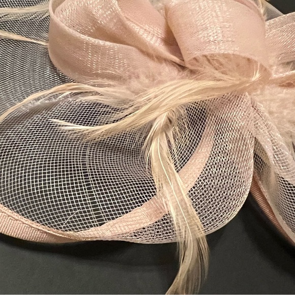 Fascinator hat, blush pink, hair pin fastening, real feathers detail - Picture 4 of 10